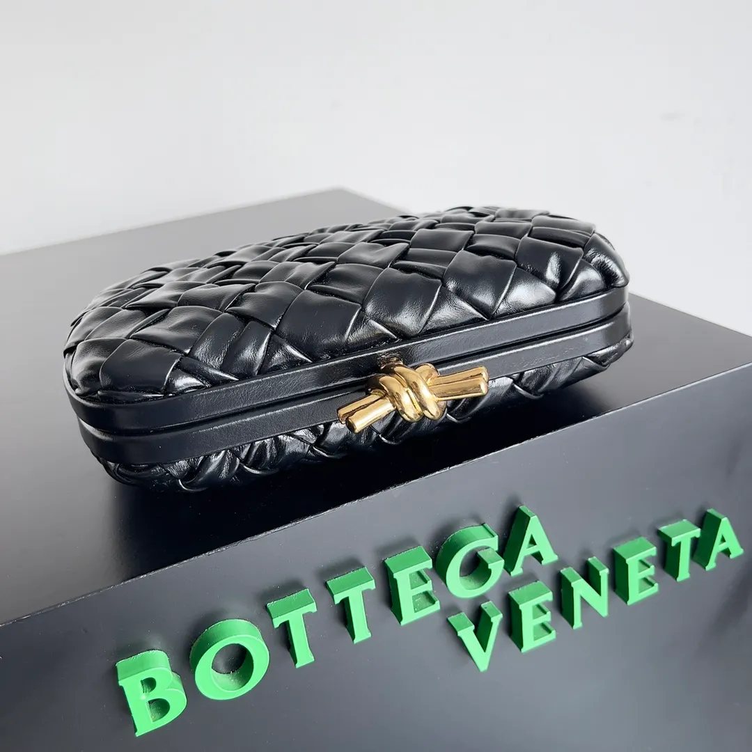 Batch 1860 BV Knot | The classic return of the evening bag. Original leather ➕ Stainless steel hardware ➕ 24k real gold plating ➕ Fully handmade. Those who know the history of our brand should have heard that the knot is a story of Bottega Veneta, and it is also one of the more important design elements. Matthieu Blazy's work this season sublimates Knot's classics, with a new knot design and a woven shoulder strap, plus Fouland Intreccio's weaving technology, adding some fashion to the retro and nostalgic feel of the past. Style number: 717622 Size: 20.5*6*12.5